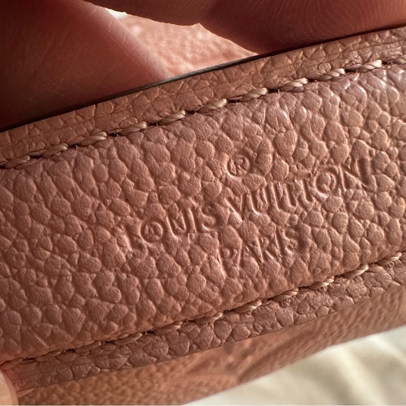 LOUIS VUITTON
Empreinte Pochette Metis Rose Poudre - Picture 7 of 16